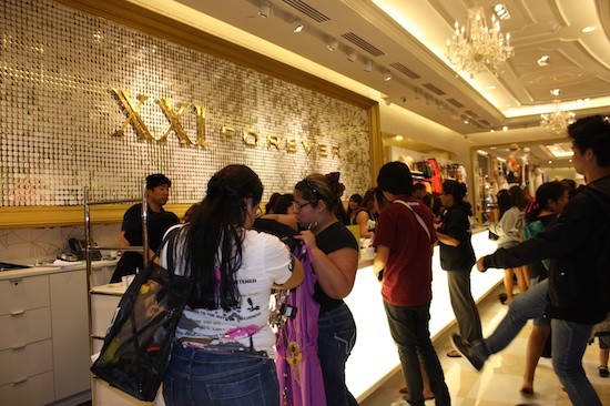 Forever 21 Opens At South Coast Plaza Eat Surf Some Of I Forever At South Coast Plaza S First Customers